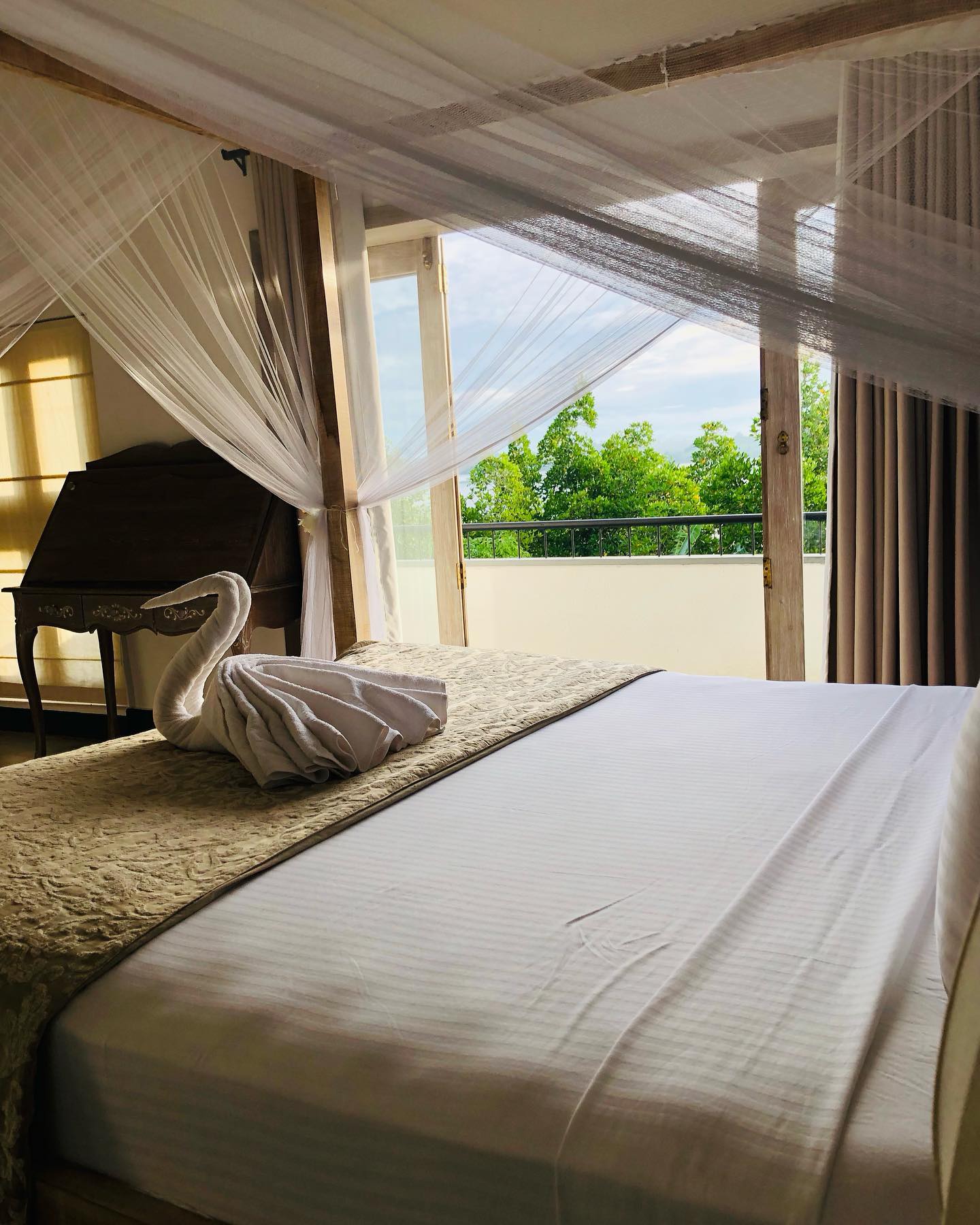 Arahtis Instagram Photos